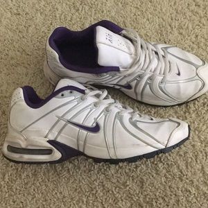 8.5 White Nike Air Max Tennis Shoe / Sneaker